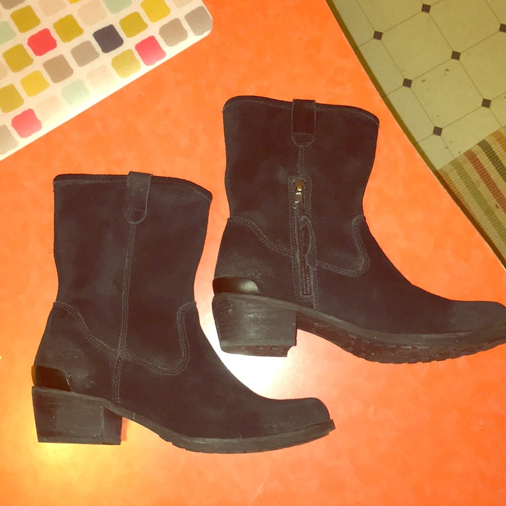 Western-inspired suede low-heeled boots